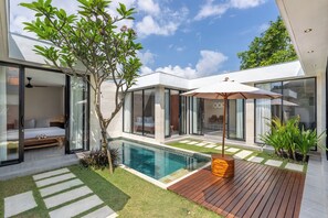 Outdoor pool, pool umbrellas -  Solencia Villa by Betterplace (Jimbaran)