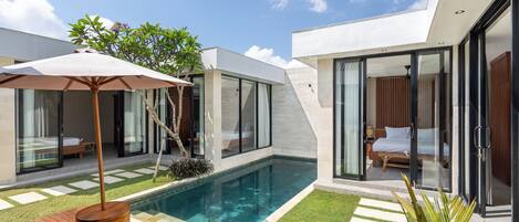 Piscine extérieure, parasols de plage