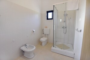 تجهيزات دش، مجففات شعر، مراحيض شطف، مناشف