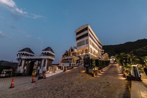 住宿正面 - 傍晚/夜晚