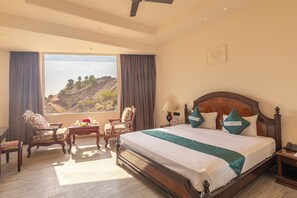 Habitación ejecutiva, vista a la colina | Caja de seguridad en la habitación y escritorio 