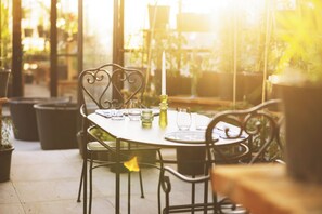 Breakfast, lunch, dinner served; local cuisine  - Flockhill (Lake Pearson)
