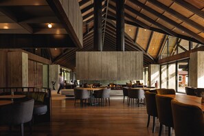 บริการอาหารเช้า อาหารกลางวั��น อาหารเย็น, อาหารท้องถิ่น