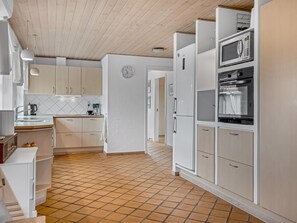 Fridge, microwave, dishwasher, cookware/dishes/utensils