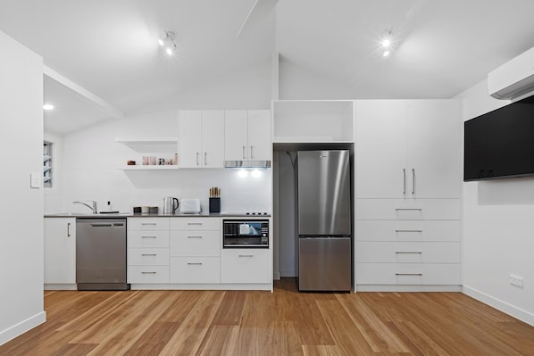 雪櫃、微波爐、焗爐、爐具