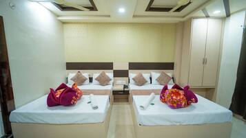 Habitación cuádruple familiar | Ropa de cama de alta calidad y espacio para trabajar con un portátil