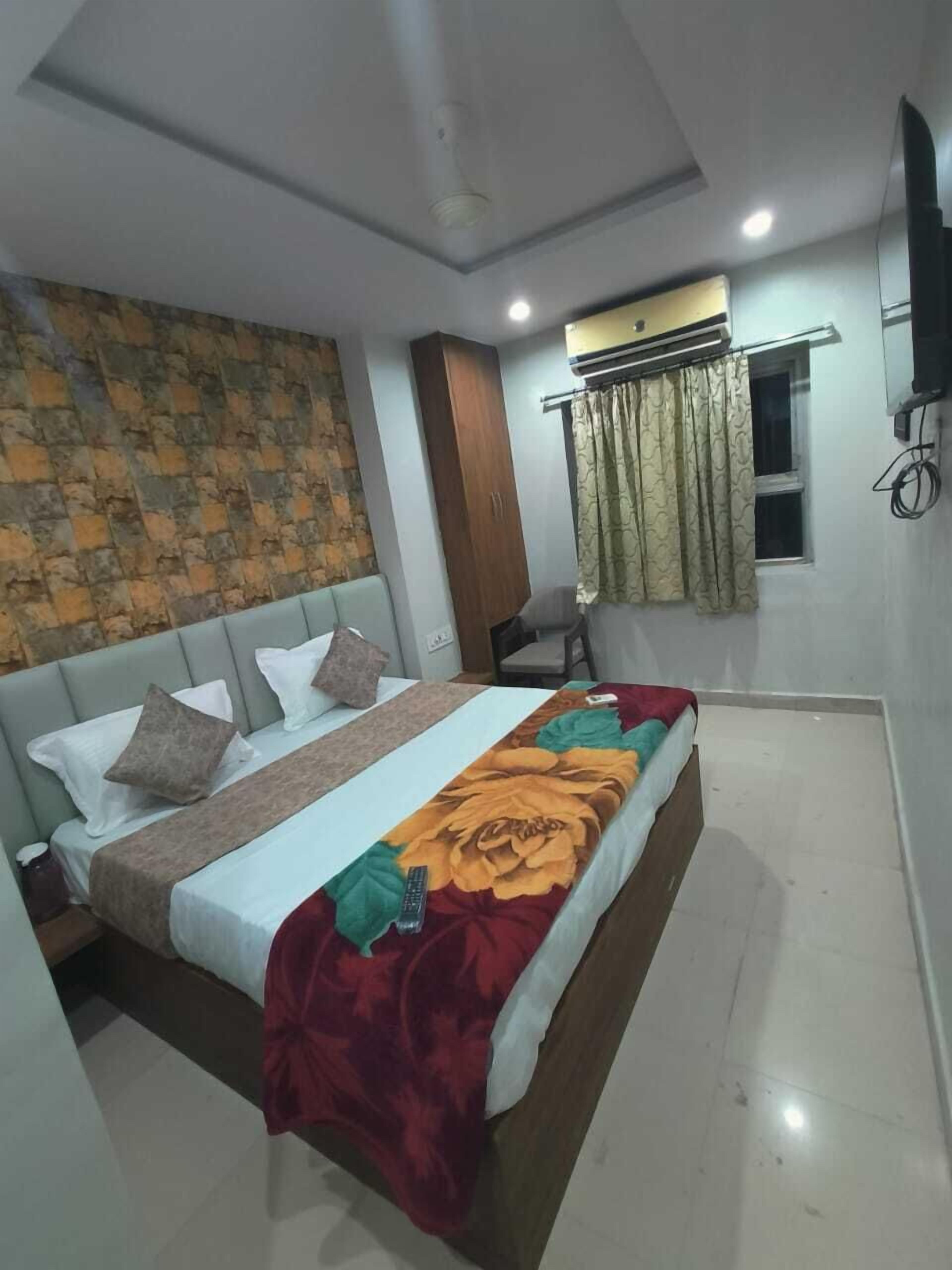 Superior Double Room, 1 Queen Bed | Premium bedding, laptop workspace, soundproofing, iron/ironing board