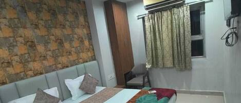 Superior Tek Büyük Yataklı Oda, 1 Büyük (Queen) Boy Yatak | Kaliteli yatak takımı, dizüstü bilgisayar çalışma alanı, ses yalıtımı