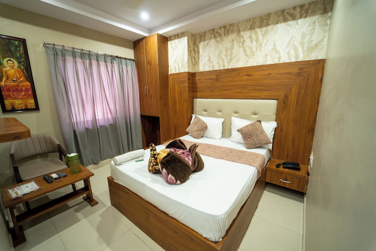 Un dormitorio con cama, mesita de noche y una silla.