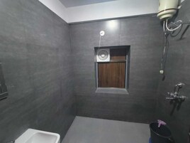 Superior Double Room, 1 Queen Bed | Bathroom | Shower, free toiletries, slippers, towels
