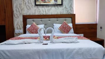 Ropa de cama de alta calidad y espacio para trabajar con laptop