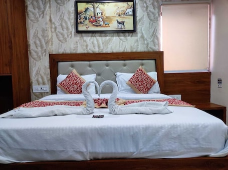 Superior-Doppelzimmer, 1 Queen-Bett | Hochwertige Bettwaren, laptopgeeigneter Arbeitsplatz. HOTEL SIDDHI VINAYAK