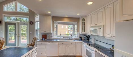 Køleskab, mikrobølgeovn, ovn, kogeplade