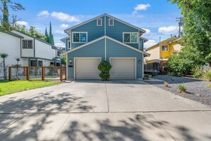 Exterior - Lovely 3BD/2B Minutes To Downtown Sac! (Sacramento)