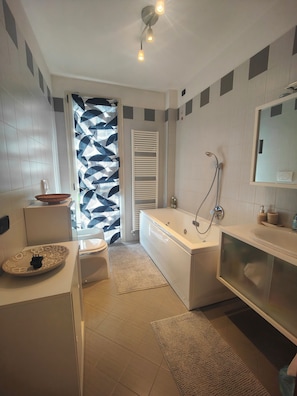 Baignoire Ă jets, sĂšche-cheveux, bidet, serviettes fournies