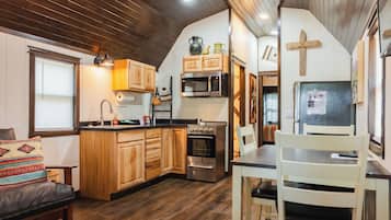 Køleskab, mikrobølgeovn, kaffe-/temaskine