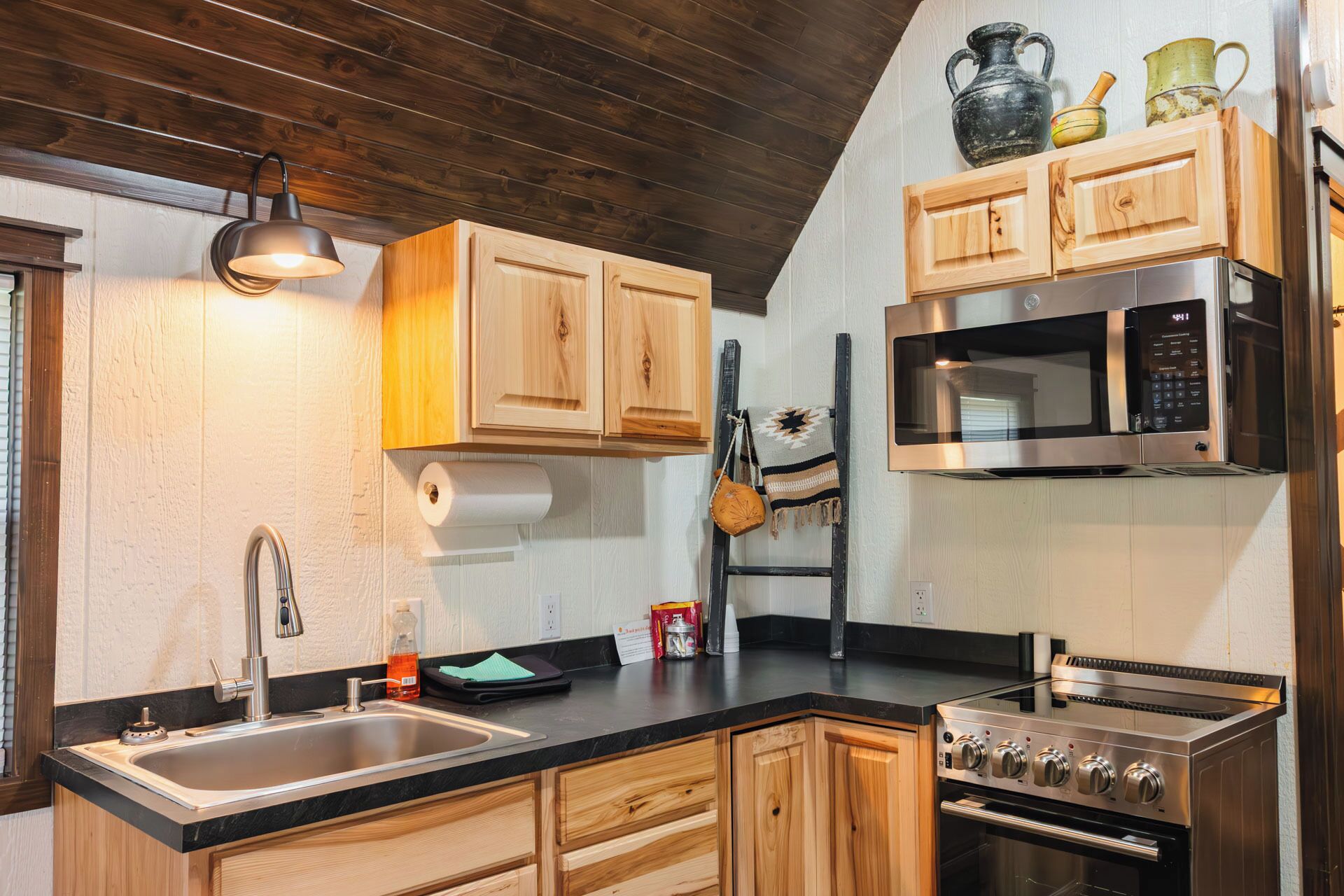 Køleskab, mikrobølgeovn, kaffe-/temaskine