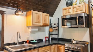 Køleskab, mikrobølgeovn, kaffe-/temaskine