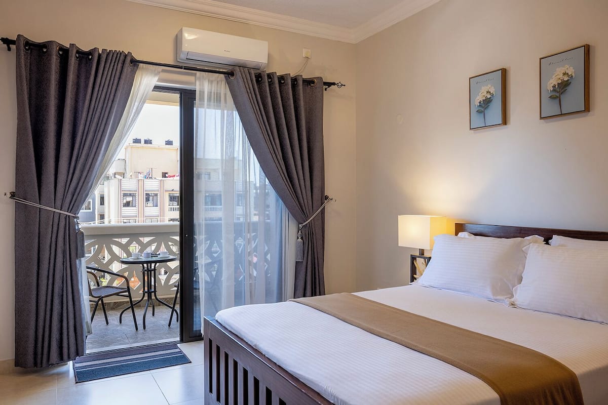 3 bedrooms, Egyptian cotton sheets, premium bedding, free WiFi
