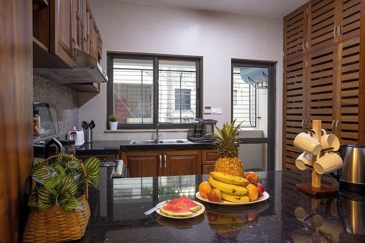 Full-sized fridge, microwave, oven, stovetop