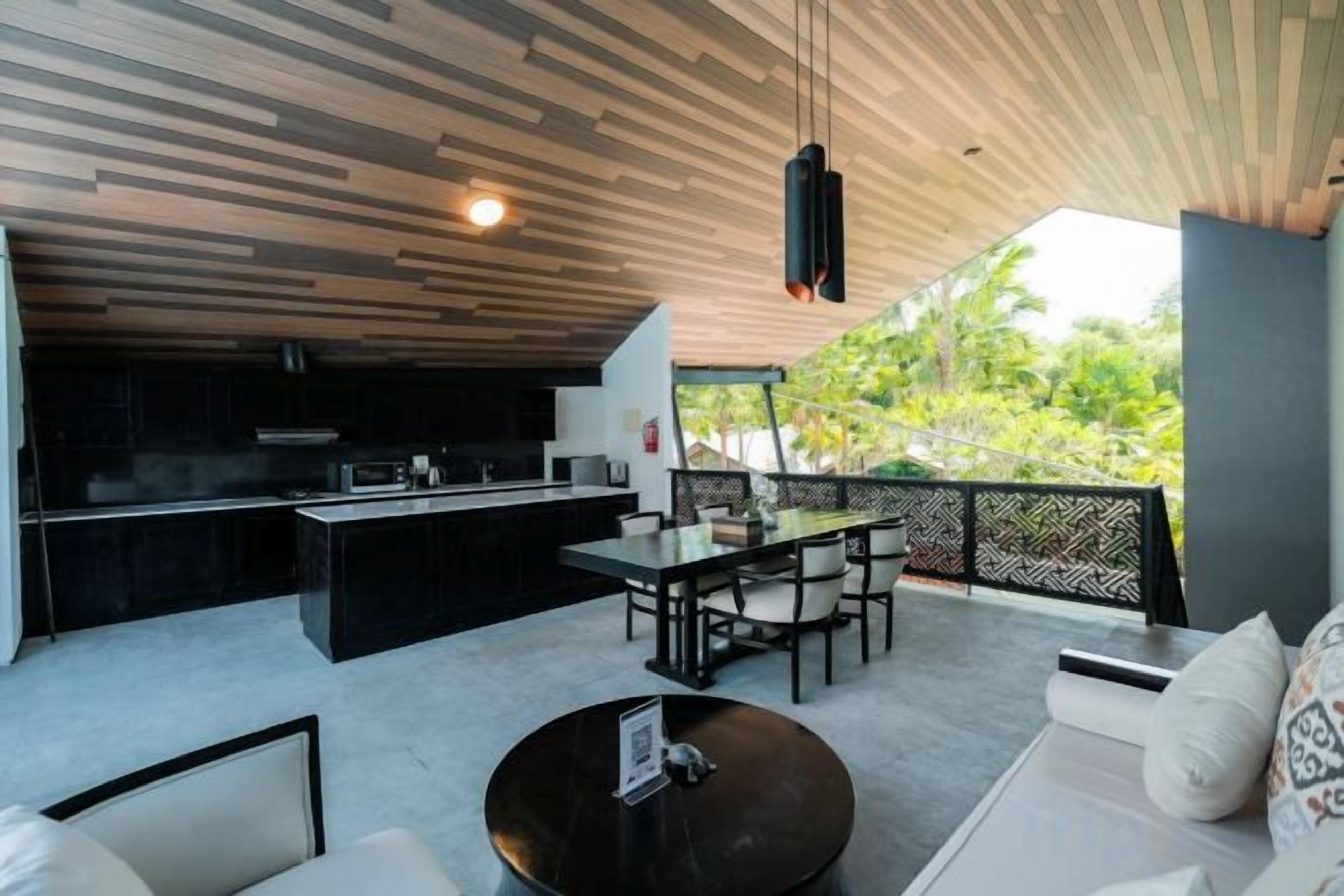 Un espacio abierto con cocina, mesa de comedor y zona de estar.