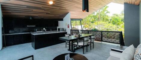Un espacio abierto con cocina, mesa de comedor y zona de estar.