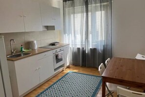 Réfrigérateur, micro-ondes, plaque de cuisson, bouilloire électrique