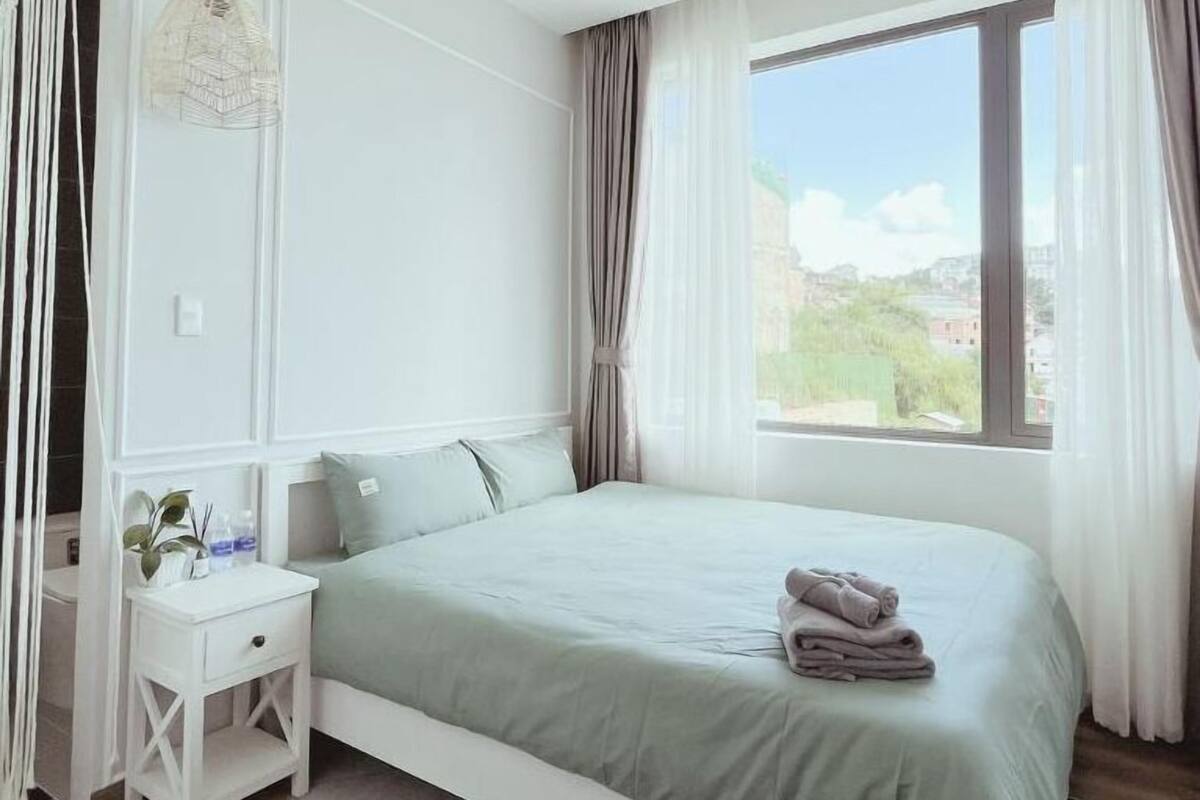Blackout curtains, free WiFi
