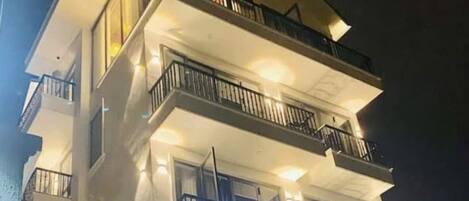 Fachada de la propiedad por la tarde o noche