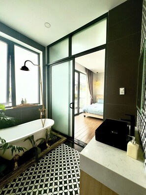 Shower, hair dryer, slippers, towels - Nyby Villa Dalat By NHATUIshare (Da Lat)