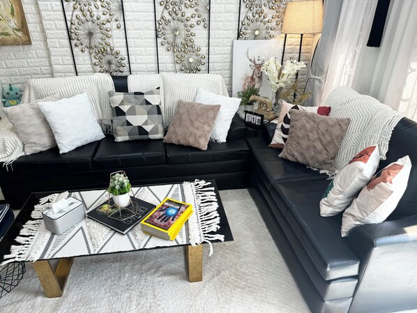 TV connectée, livres, chaîne hi-fi