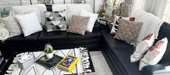 The White Haven is 15 mins away from Clark's Must See Destinations and Airport.