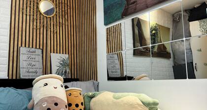 The White Haven is 15 mins away from Clark's Must See Destinations and Airport.