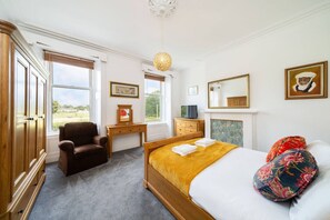 Desk, iron/ironing board, free WiFi, bed sheets - Orchar Park View (Broughty Ferry, Dundee)