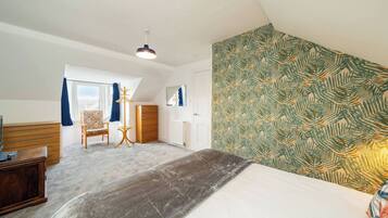 4 bedrooms, iron/ironing board, free WiFi, bed sheets