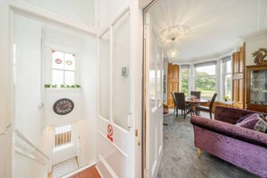 Una televisión, una chimenea