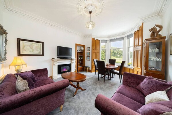 TV, fireplace - Orchar Park View (Broughty Ferry, Dundee)