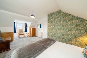 Escritorio, tabla de planchar con plancha, wifi gratis y ropa de cama