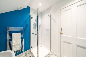 Douche, sèche-cheveux, serviettes fournies
