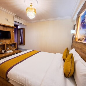 Desk, laptop workspace, free WiFi - Prem Durbar Hotel & Nagarkot Zipline (Mahamanjushree Nagarkot)