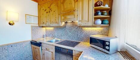 Frigorifero, microonde, forno, piano cottura