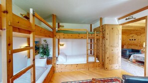 3 habitaciones, escritorio, wifi gratis y ropa de cama