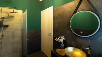 Douche, sĂšche-cheveux, bidet, serviettes fournies