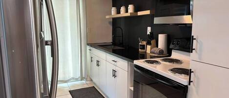 Réfrigérateur, micro-ondes, four, plaque de cuisson