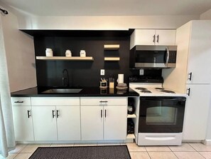 Fridge, microwave, oven, stovetop - Home w/ Patio  9 min to Hard Rock /Beaches (#2) (Fort Lauderdale)