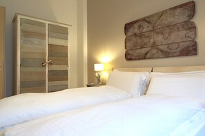 Apartment, Lake View | 2 bedrooms, free cribs/infant beds, free WiFi, bed sheets