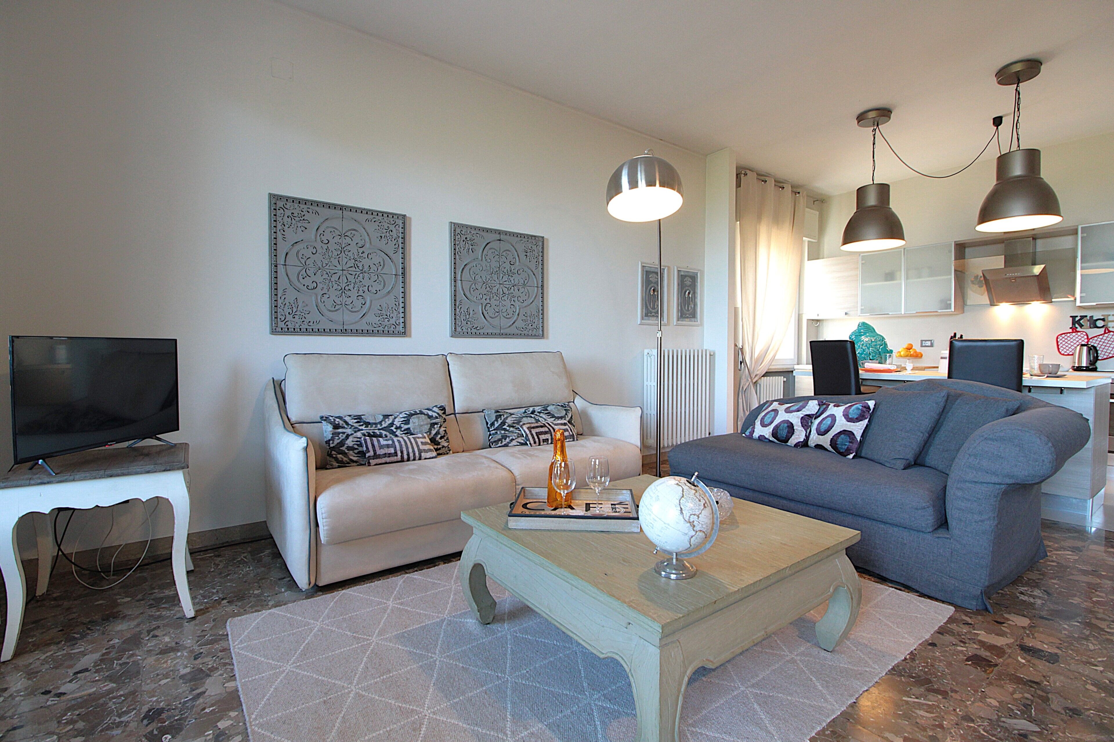 Apartment, Seeblick | Wohnbereich | 32-Zoll-Flachbildfernseher mit Kabelempfang