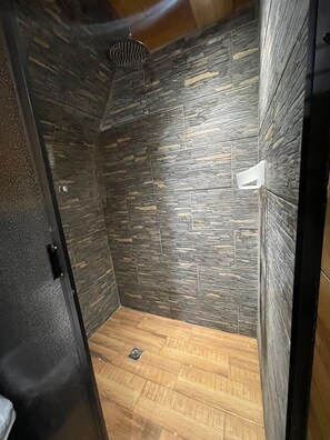 Dusche, Seife, Toilettenpapier