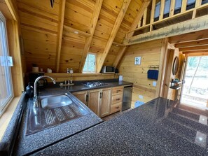 Kjøleskap, mikrobølgeovn, brødrister og kjøkkenutstyr