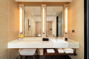 Shower, hair dryer, bathrobes, slippers - SSAW Boutique Hotel Foshan Qiandeng Lake (Foshan)